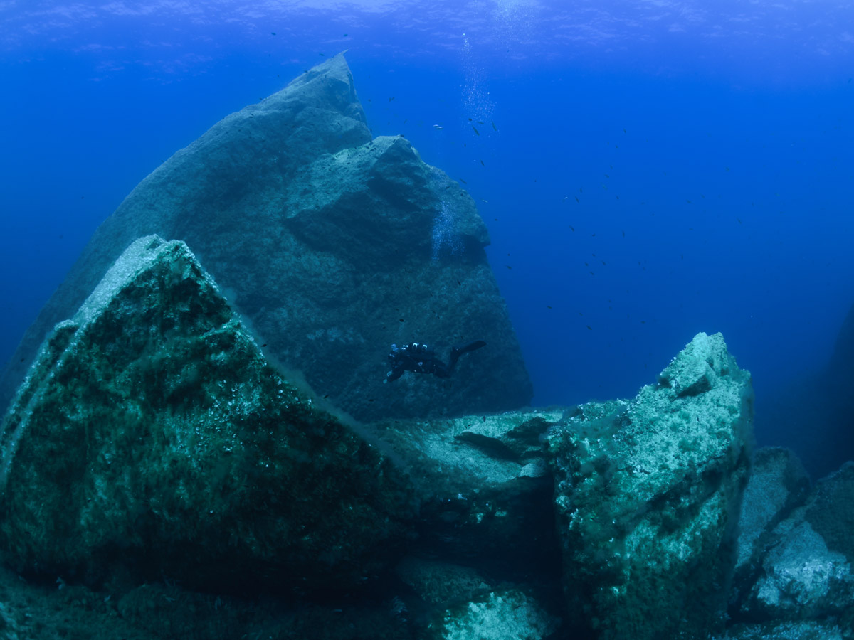 Collapsed arch in Gozo. Image by Jo Charter