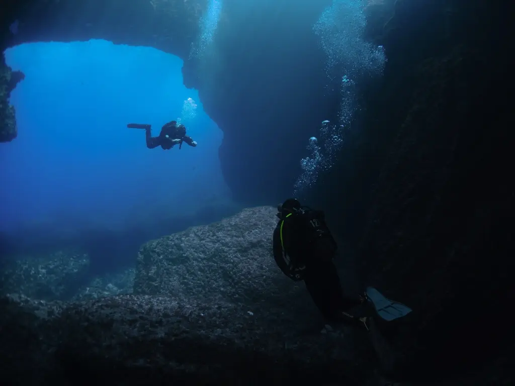 Divers in the Blue Hole in Gozo