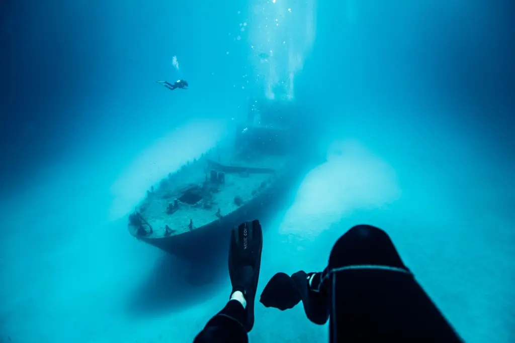 Diver's fins & P31 wreck in Malta