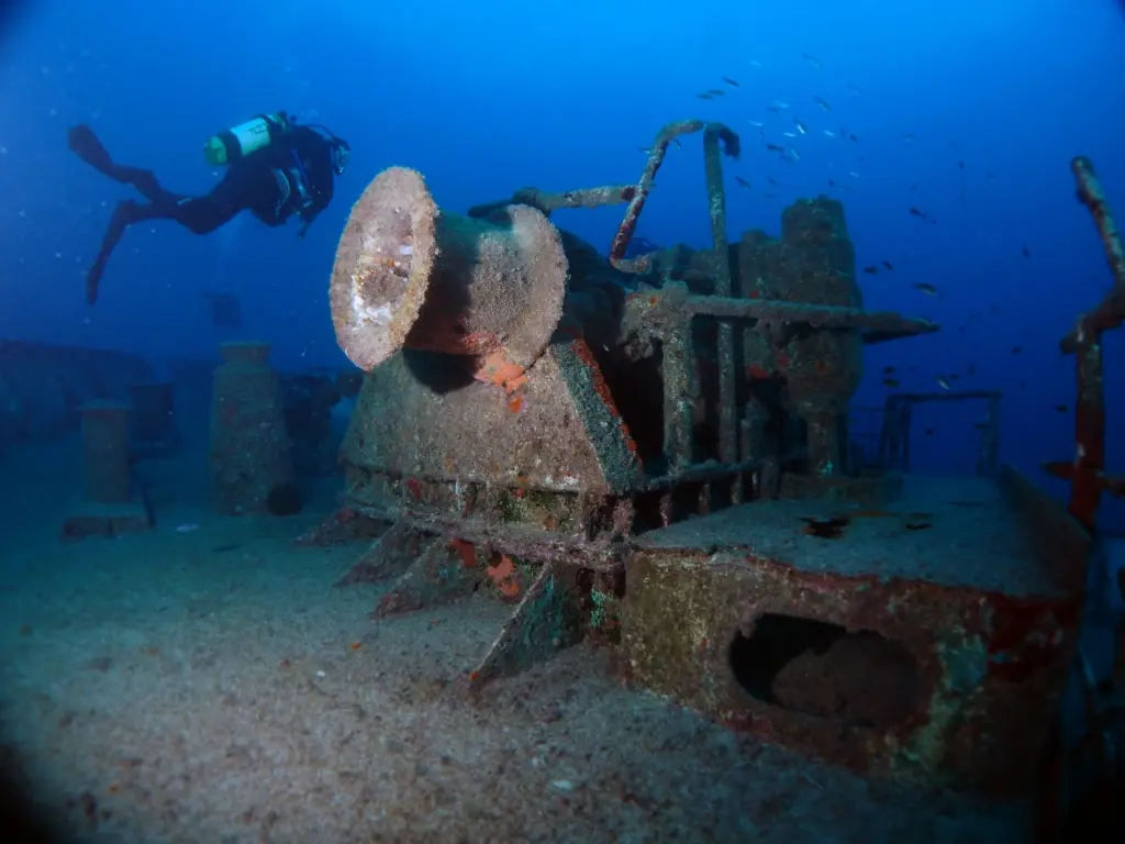 Wreck & diver in Malta