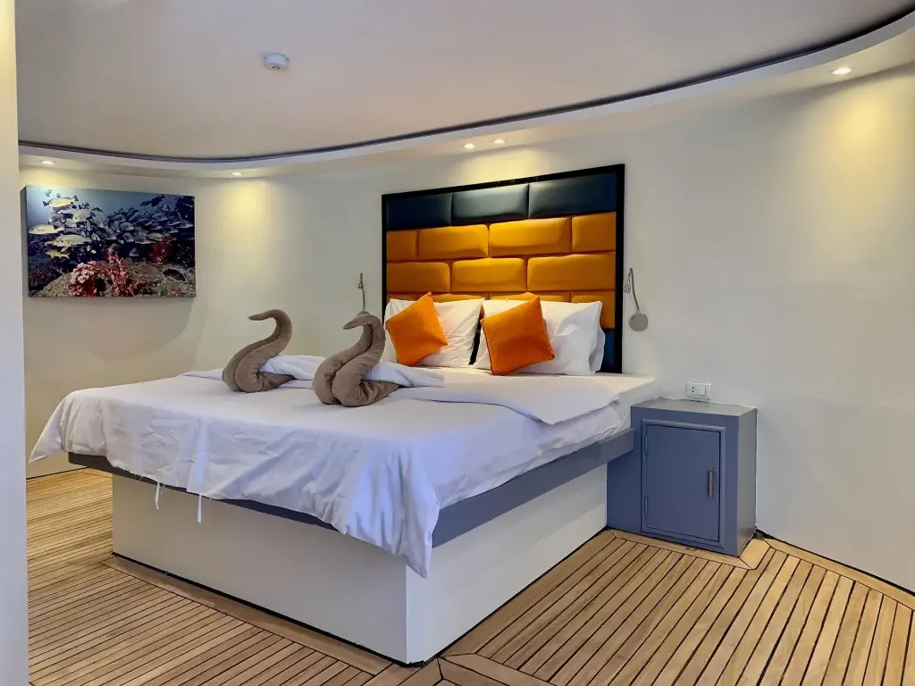 Master cabin on board Oman Explorer liveaboard