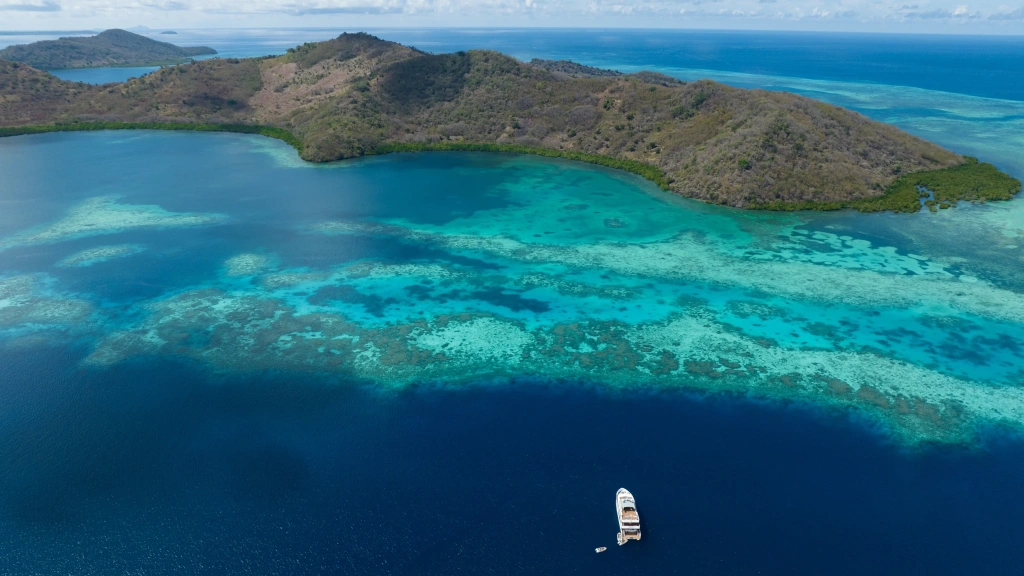 Reef & dive boat in Pulau Besar, Indonesia