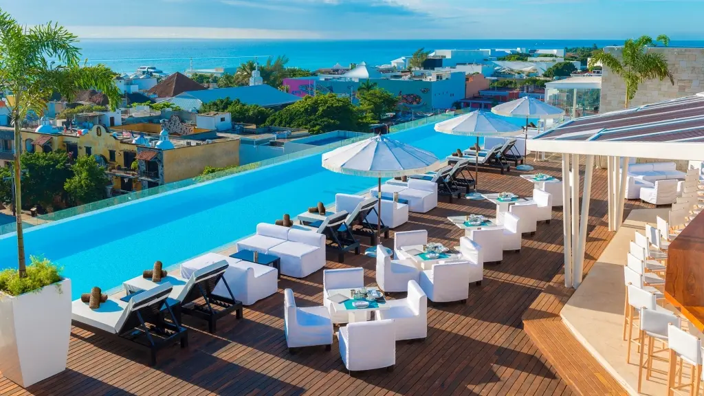 Rooftop swimming pool at The Fives Downtown Hotel & Residences in Mexico