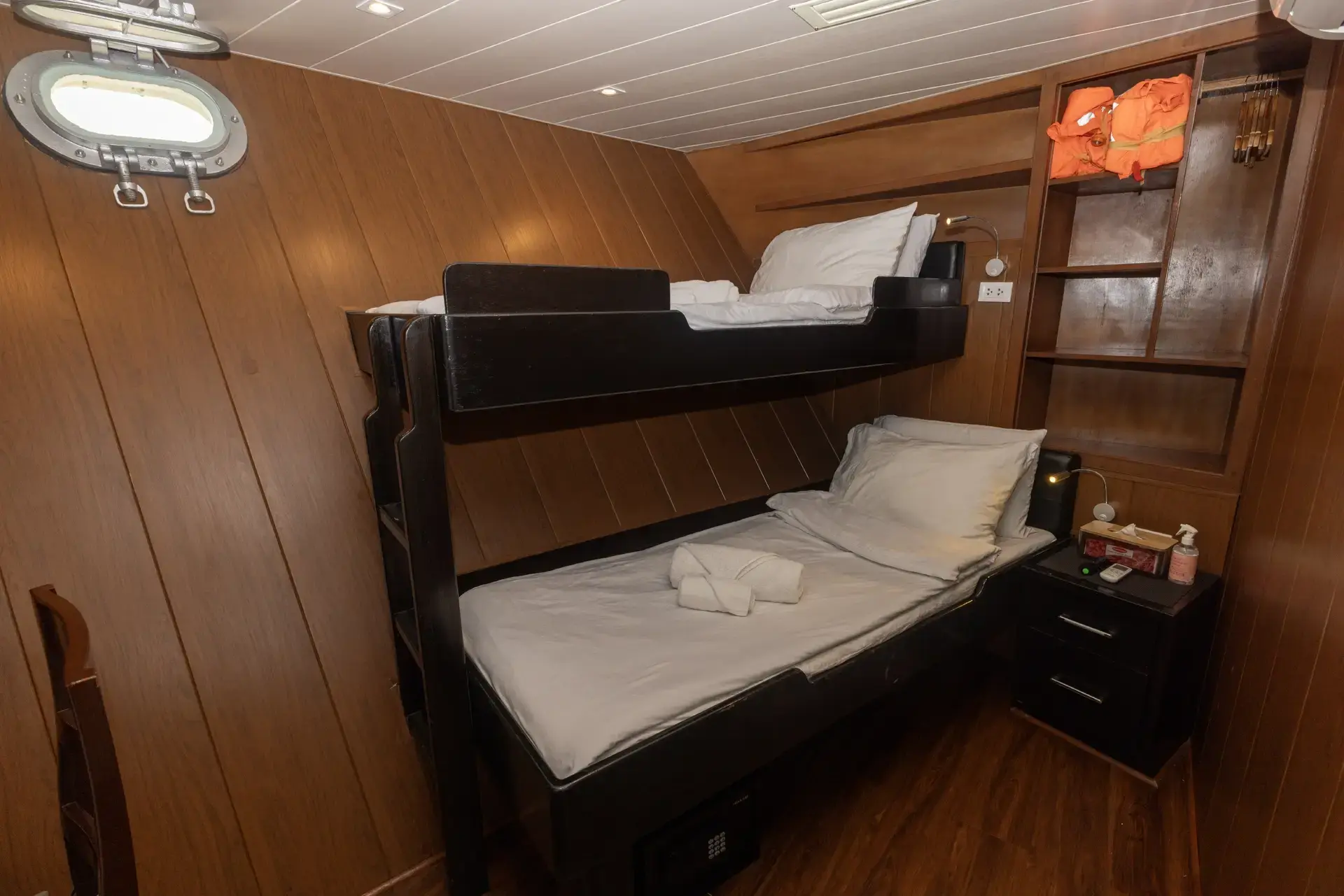 Deluxe twin cabin on board Atlantis Infiniti liveaboard in the Philippines