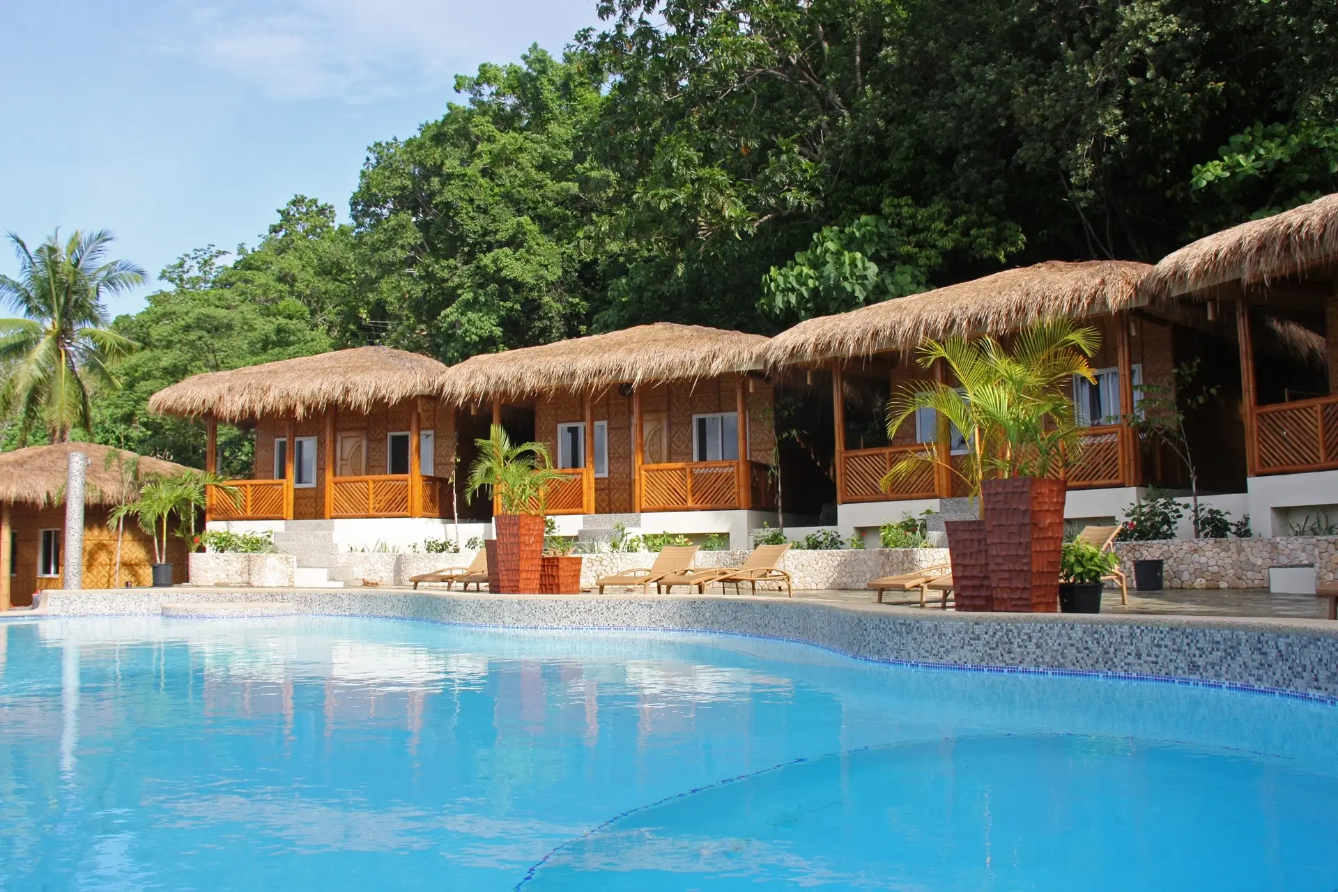 Bungalows & swimming pool at Magic Oceans Resort in Bohol, the Philippines