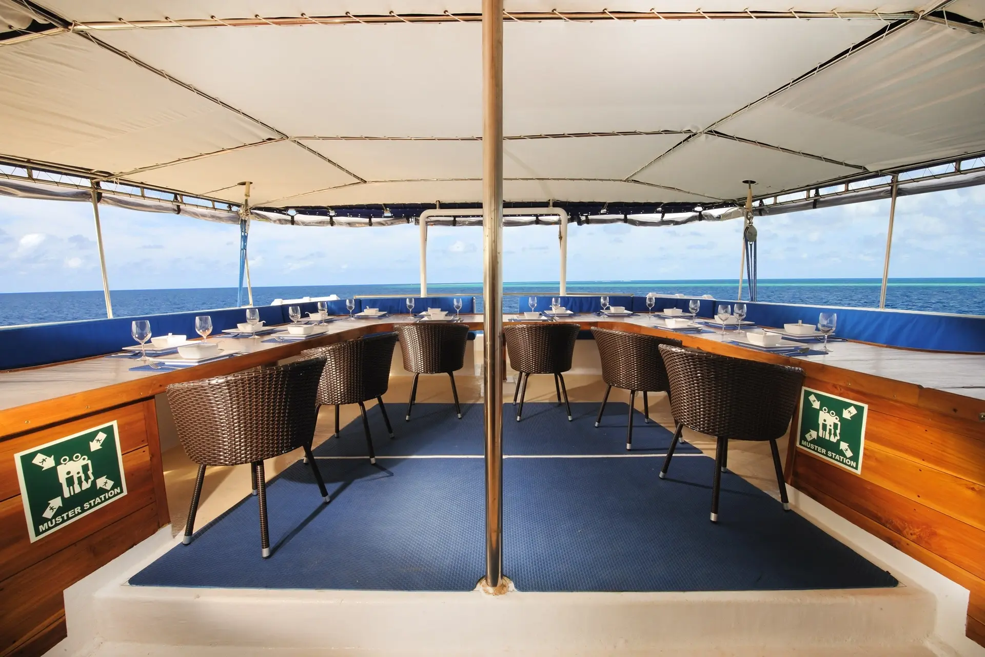 The outdoor dining area on S/Y Palau Siren.