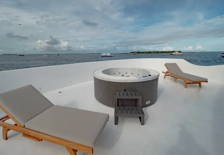 The upper deck hot tub on Seascape.